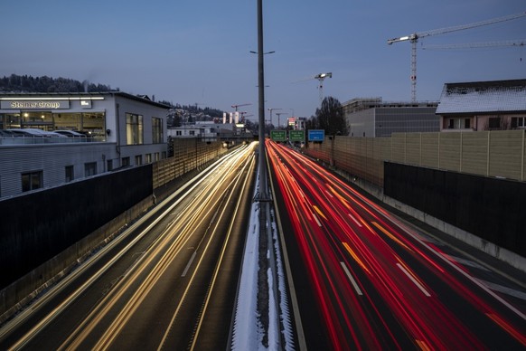 Der Sonntag Abend Strassenverkehr auf der Autobahn A-2 bei Kriens und Luzern am Sonntag, 21. Januar 2024 in Kriens. Dieses Autobahn Teilstueck zwischen dem Schlundtunnel in Kriens und dem Sonneberg Tu ...