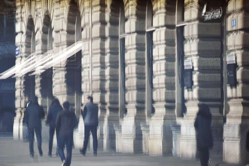 ARCHIVBILD - ZUR MELDUNG BEZUEGLICH BANKEN GEGEN EIGENMITTELVERORDNUNG - Der Hauptsitz der Credit Suisse am Zuercher Paradeplatz spiegelt sich in einem Fenster am Dienstag, 14. Februar 2017. Die Gross ...