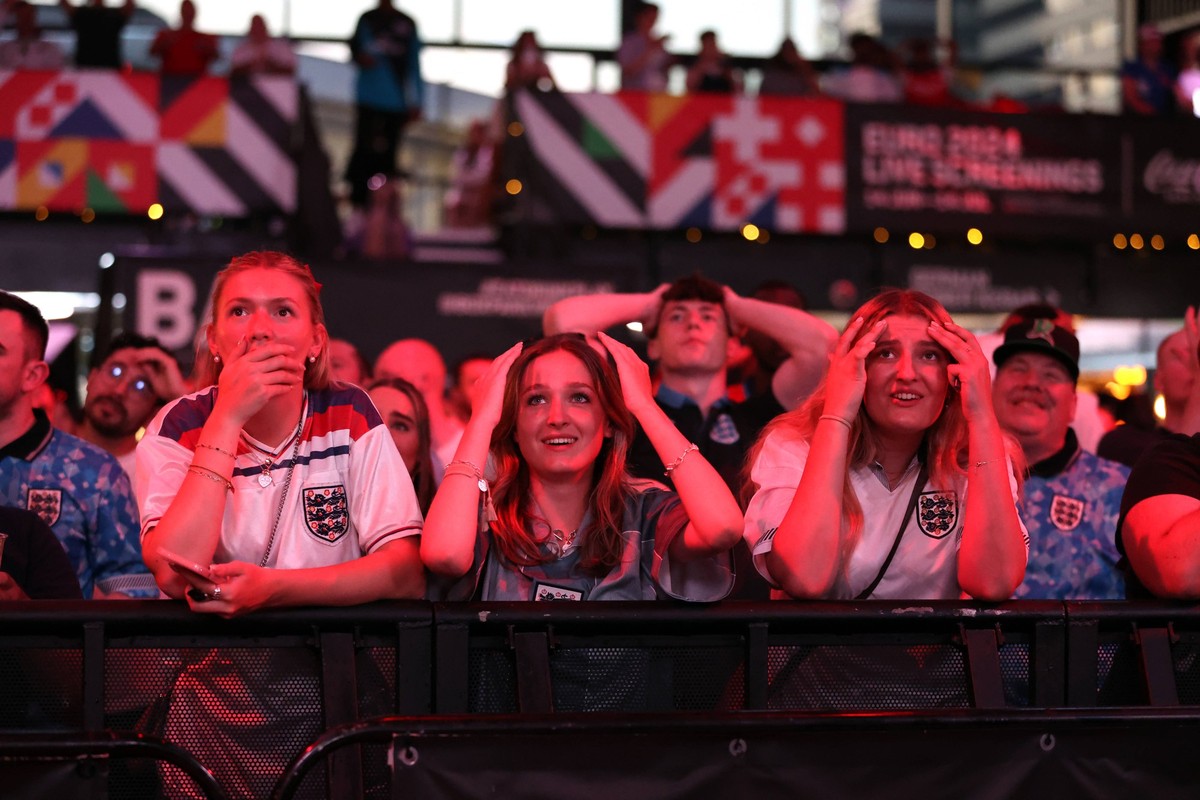 Fans watch England v Slovenia - UEFA EURO, EM, Europameisterschaft,Fussball 2024 England fans at BOXPark Wembley in London watching the UEFA Euro 2024 Group C match between England and Slovenia. Pictu ...