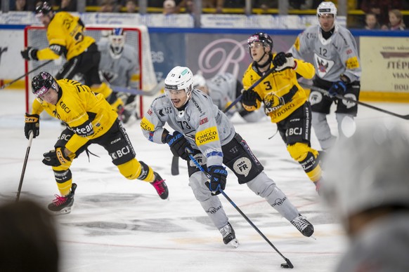 Sandro Schmid (HCFG), vorne, im Qualifiaktionsspiel der Eishockey National League zwischen dem HC Ajoie und dem HC Fribourg-Gotteron in der Raiffeisen Arena in Porrentruy, am Freitag, 26. September 20 ...