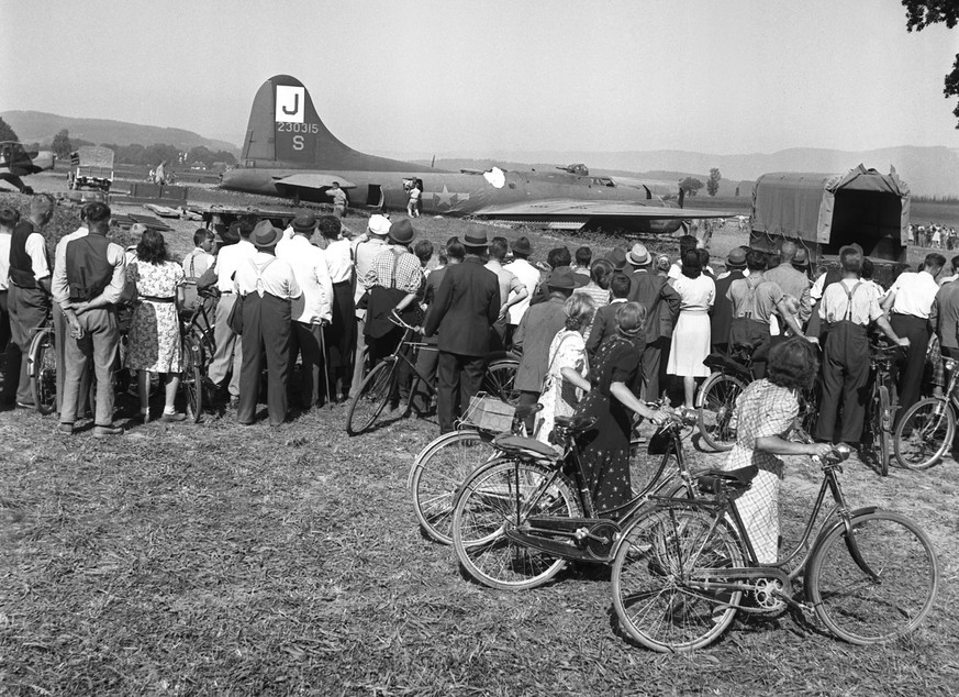 ARCHIVE --- VOR 75 JAHREN, AM 17. AUGUST 1943, MUSSTE IN UTZENSTORF IM KANTON BERN EINE BOEING B-17 DER US-LUFTWAFFE NACH EINEM BOMBERANGRIFF IN SUEDDEUTSCHLAND NOTLANDEN. DAS EREIGNIS ZOG SCHAULUSTIG ...