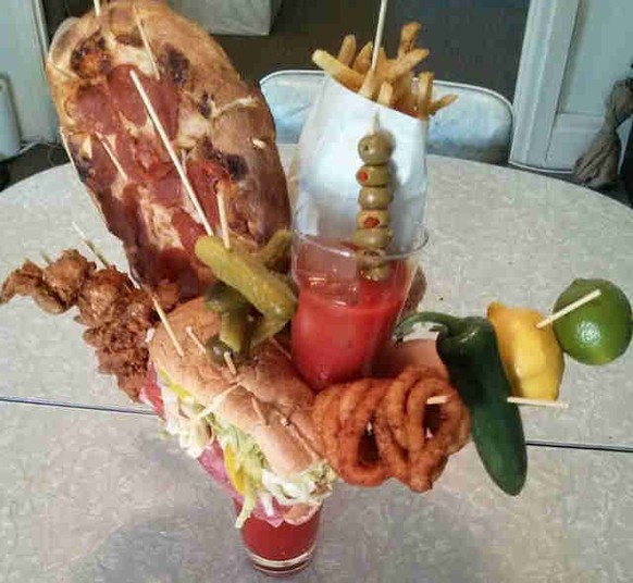 Und nun bereiten wir uns einen Bloody Mary zu!
Garnituren beim Bloody Mary sind schon super, können auch etwas übertrieben werden.