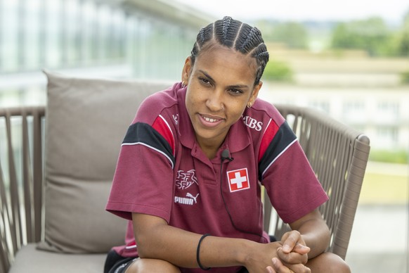 Die Schweizer Fussballerin Coumba Sow waehrend einer Medienrunde, anlaesslich eines Mediaday vor dem Start der 2. EM-Vorbereitungswoche der Schweizer Frauen Fussball Nationalmannschaft , am Montag, 16 ...