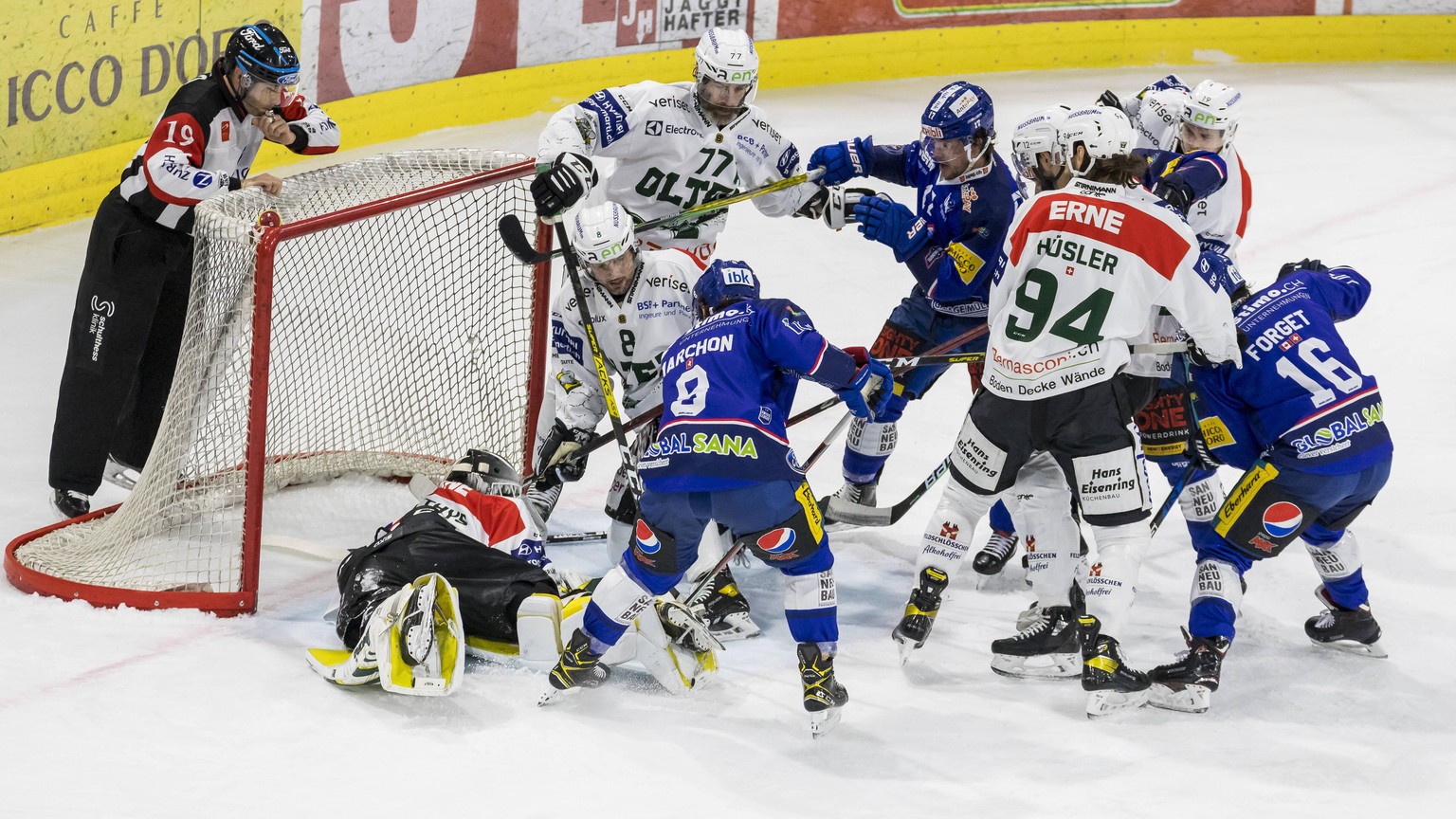 Kloten, Schweiz - 5. Dezember 2020: Bild des Tages: Headschiedsrichter Nicolas Fluri unterbricht das Spiel, als Torh