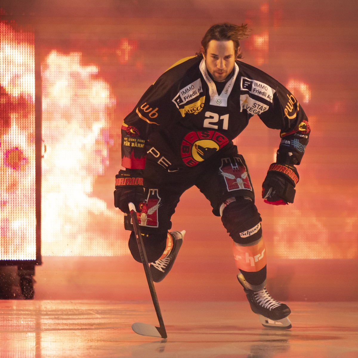 Simon Moser (SCB) kommt aufs Eis, vor dem Eishockey Meisterschaftsspiel der National League zwischen dem SC Bern und dem EV Zug, am Samstag, 16. November 2024 in der PostFinance Arena in Bern. (KEYSTO ...