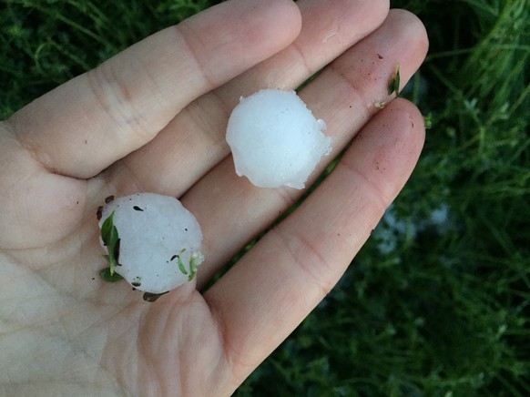 Heftige Gewitter in der Schweiz + erbsengrosse Hagelkörner + S-Bahn-Strecke unterbrochen
Grösser als erbsengross in Baden