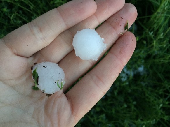 Heftige Gewitter in der Schweiz + erbsengrosse HagelkÃ¶rner + S-Bahn-Strecke unterbrochen
GrÃ¶sser als erbsengross in Baden