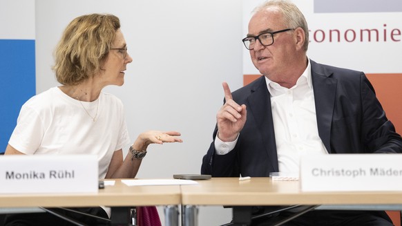 Monika Ruehl, Direktorin von Economiesuisse, spricht mit Christoph Maeder, Praesident economiesuisse an einem Point de Presse ueber ihren Entscheid zum Vertragspaket Schweiz - EU, aufgenommen am Freit ...