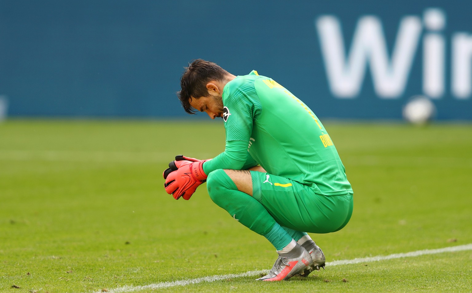 epa08512397 Goalkeeper Roman Buerki of Borussia Dortmund during the Bundesliga match between Borussia Dortmund and TSG 1899 Hoffenheim at Signal Iduna Park on June 27, 2020 in Dortmund, Germany. EPA/M ...