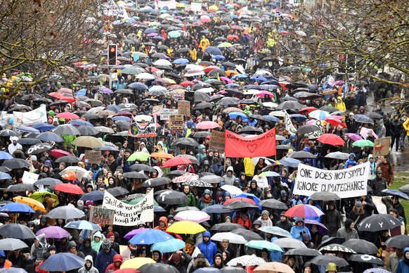 epa07439971 Thousands of students demonstrate during a 'Climate strike' protest in Zurich, Switzerland, 15 March 2019. Students across the world are taking part in a massive global student strike movement called #FridayForFuture which was sparked by Greta Thunberg of Sweden, a sixteen year old climate activist who has been protesting outside the Swedish parliament every Friday since August 2018.  EPA/WALTER BIERI