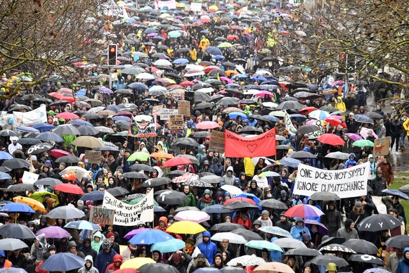 epa07439971 Thousands of students demonstrate during a &#039;Climate strike&#039; protest in Zurich, Switzerland, 15 March 2019. Students across the world are taking part in a massive global student s ...