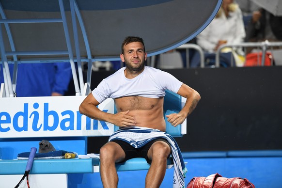 epa05733622 Daniel Evans of Great Britain changes his shirt during a Men&#039;s Singles third round match against Bernard Tomic of Australia at the Australian Open tennis tournament, in Melbourne, Aus ...