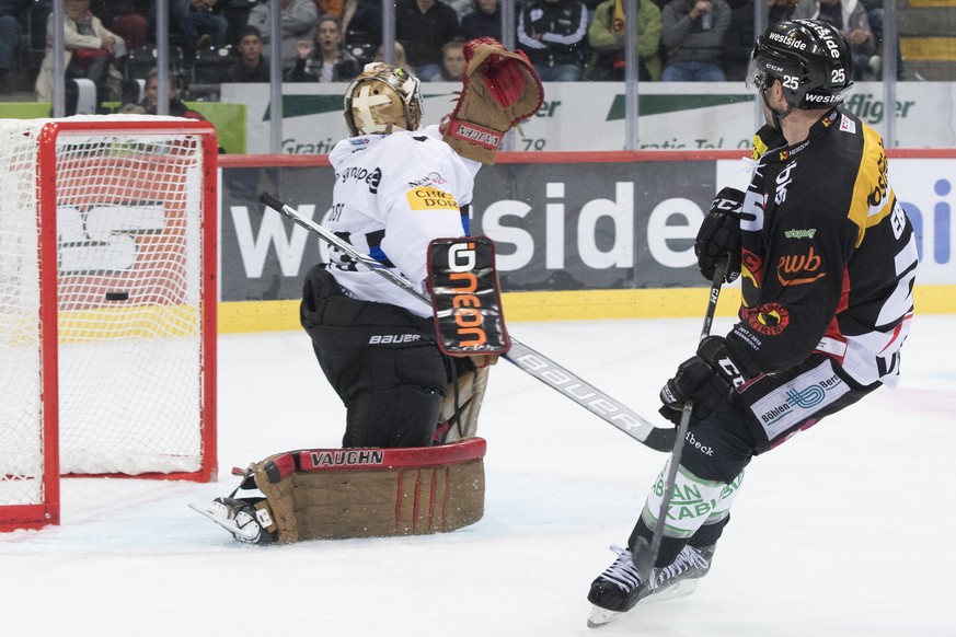 Berns Andrew Ebbett, rechts, erzielt den Tor (6-1) gegen Fribourgs Goalie Barry Brust, links, beim Eishockey Meisterschaftsspiel der National League zwischen den SC Bern und dem HC Fribourg Gotteron,  ...