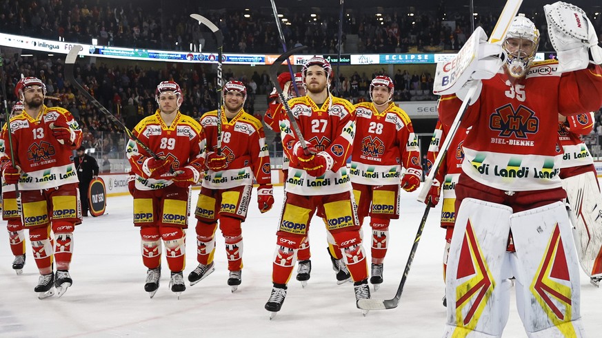 Biels Torhueter Harri Saeteri und seine Teamkollegen jubeln nach dem ersten Eishockey Playoff Halbfinalspiel der National League zwischen EHC Biel und ZSC Lions, am Donnerstag, 30. Maerz 2023, in der ...