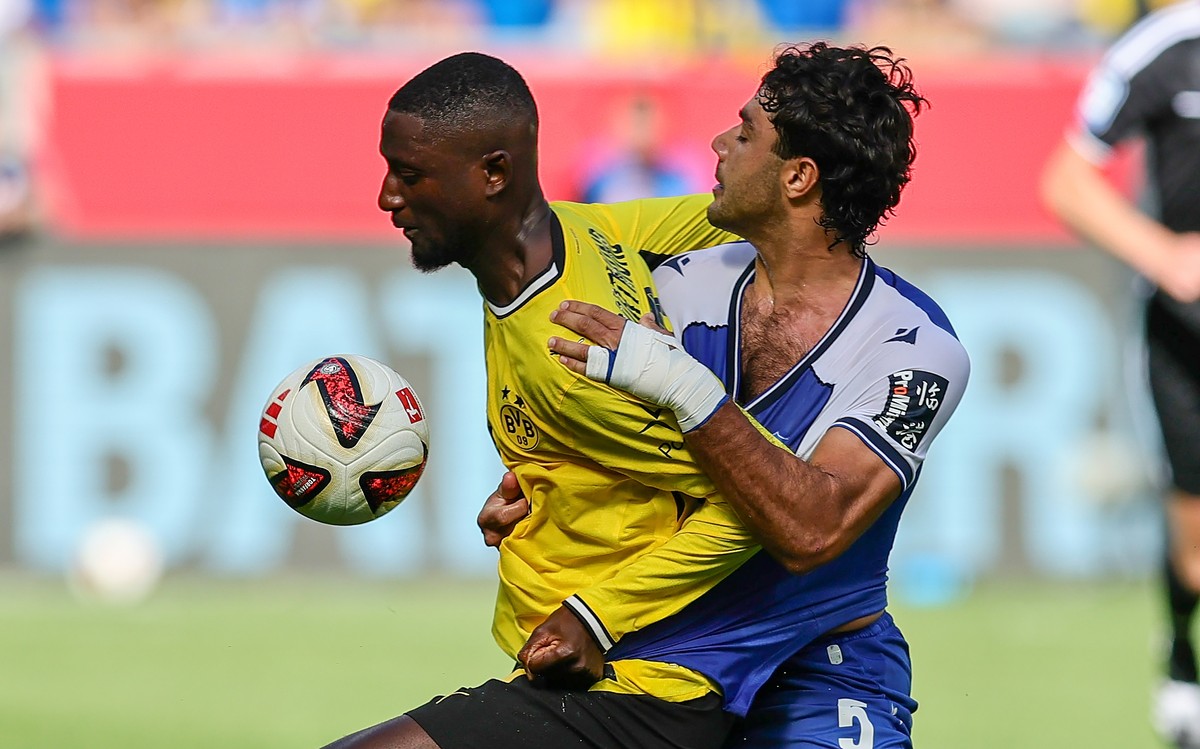 epa13214096 Ozan Kabak of Hoffenheim (R) and Serhou Guirassy of Dortmund (L) in action during the German Bundesliga soccer match between TSG 1899 Hoffenheim and Borussia Dortmund in Sinsheim, Germany, ...