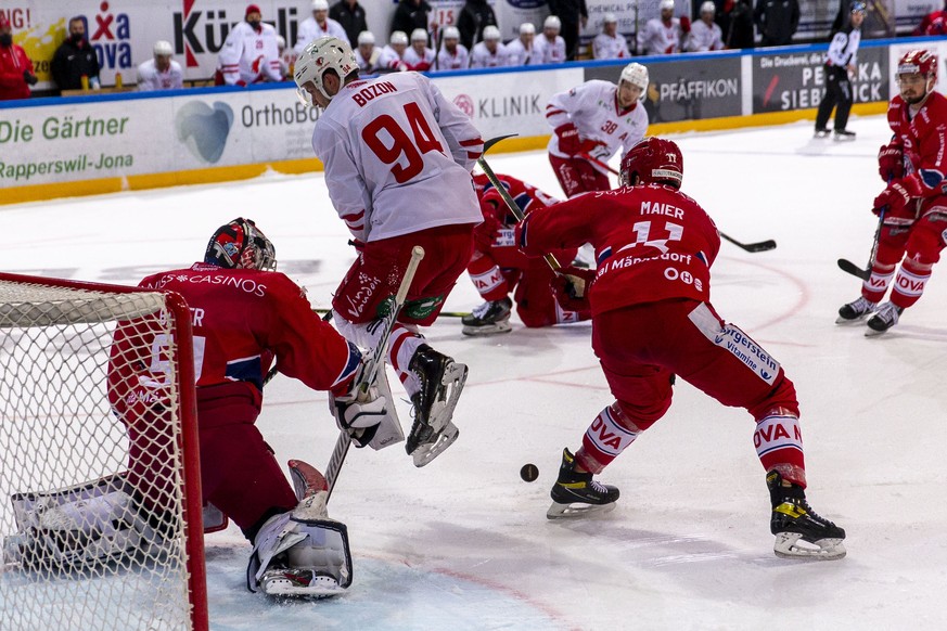 Lausanne HC Stuermer Tim Bozon, #94, springt in die Luft vor SC Rapperswil-Jona Lakers Torhueter Noel Bader waehrend dem Eishockey-Meisterschaftsspiel der National League zwischen den SC Rapperswil-Jo ...