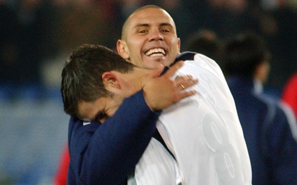 Freude nach dem Schlusspfiff bei Basel Stuermer Christian Gimenez, hinten, und Basel Verteidiger Bernt Haas, vorne, aufgenommen am Dienstag, 12. November 2002, im Stadion St. Jakob Park beim Champions ...