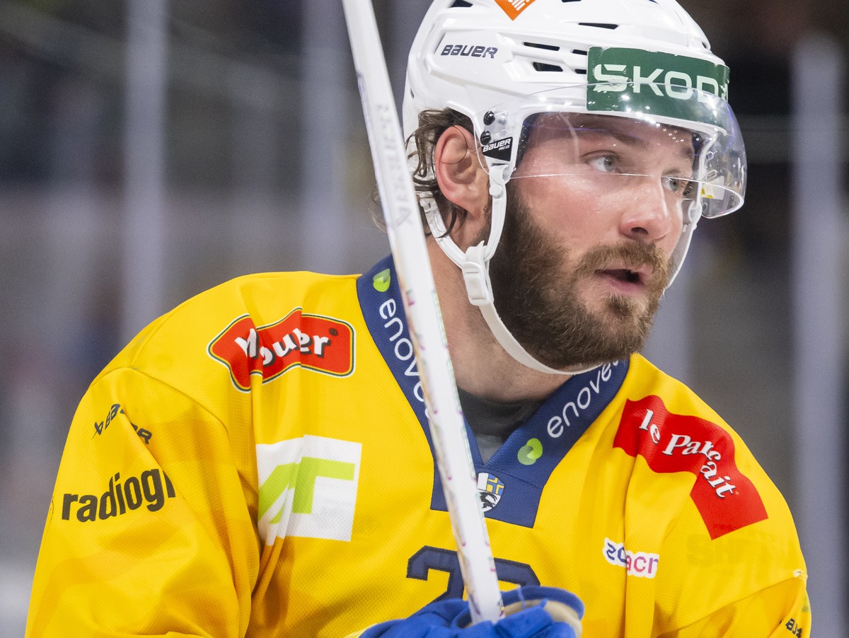 Brendan Lemieux (HCD) jubelt nach seinem Tor zum 1:2 im vierten Spiel vom Playoff Halbfinal der Eishockey National League zwischen den ZSC Lions (ZSC) und dem HC Davos (HCD) am Freitag, 10. April 2026 ...