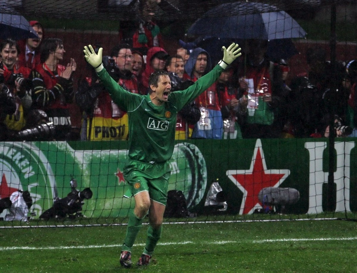 epa01353211 Edwin Van Der Sar of Manchester United celebrates the victoryduring the UEFA Champions League final between Manchester United and FC Chelsea at the Luzhniki stadium in Moscow, Russia, 21 M ...