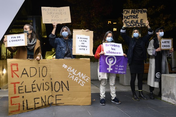 Des femmes brandissent une pancarte lors d&#039;une action de &quot;solidarite feministe&quot; du mouvement &quot;Greve feministe Vaud&quot; suite aux accusations d&#039;harcelement sexuel au sein de  ...