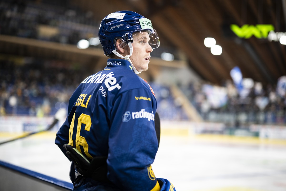 Dominik Egli (HCD) im Eishockey Spiel der National League zwischen dem HC Davos (HCD) und dem EHC Kloten (ECHK), am Freitag, 9. Oktober 2026, in der VAT Arena in Davos. (KEYSTONE/Gian Ehrenzeller)
