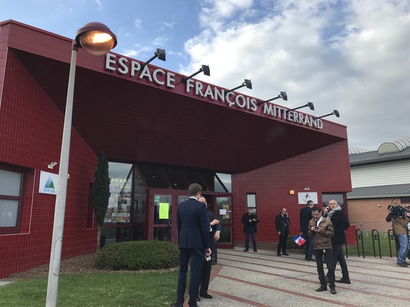 Journalisten warten vor der Halle auf die Türöffnung.&nbsp;