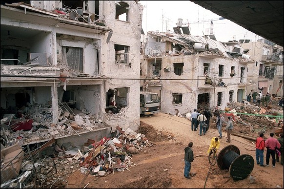 TEL02 - 19910124 - RAMAT GAN, ISRAEL : (FILES)--Picture taken 24 January 1991 shows rescuers checking the site in Ramat Gan near Tel Aviv demolished after explosion of an Iraqi Soviet-made ground-to-g ...