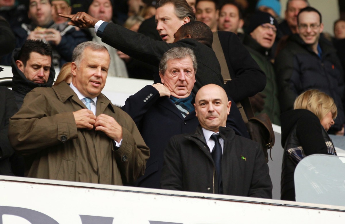 Roy Hodgson (Mitte) hat an den Spielen von Tottenham nur Augen für einen Mann.&nbsp;