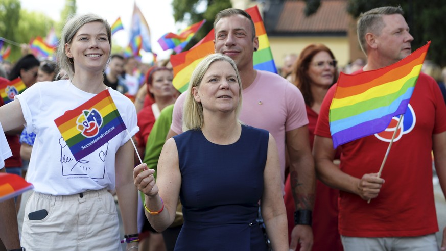 epa10108590 Sweden&#039;s Prime Minister Magdalena Andersson (C) walks in the 2022 Pride Parade in Stockholm, Sweden, 06 August 2022. Stockholm Pride runs from 01 August to 07 August 2022. EPA/Maja Su ...