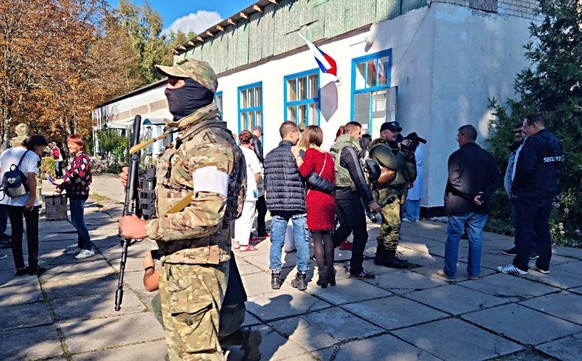 Ukraine Russia Joining Referendum 8281117 23.09.2022 Residents are seen outside a polling station during the referendum on joining Russia in Kherson region, partially controlled by pro-Russian troops, ...