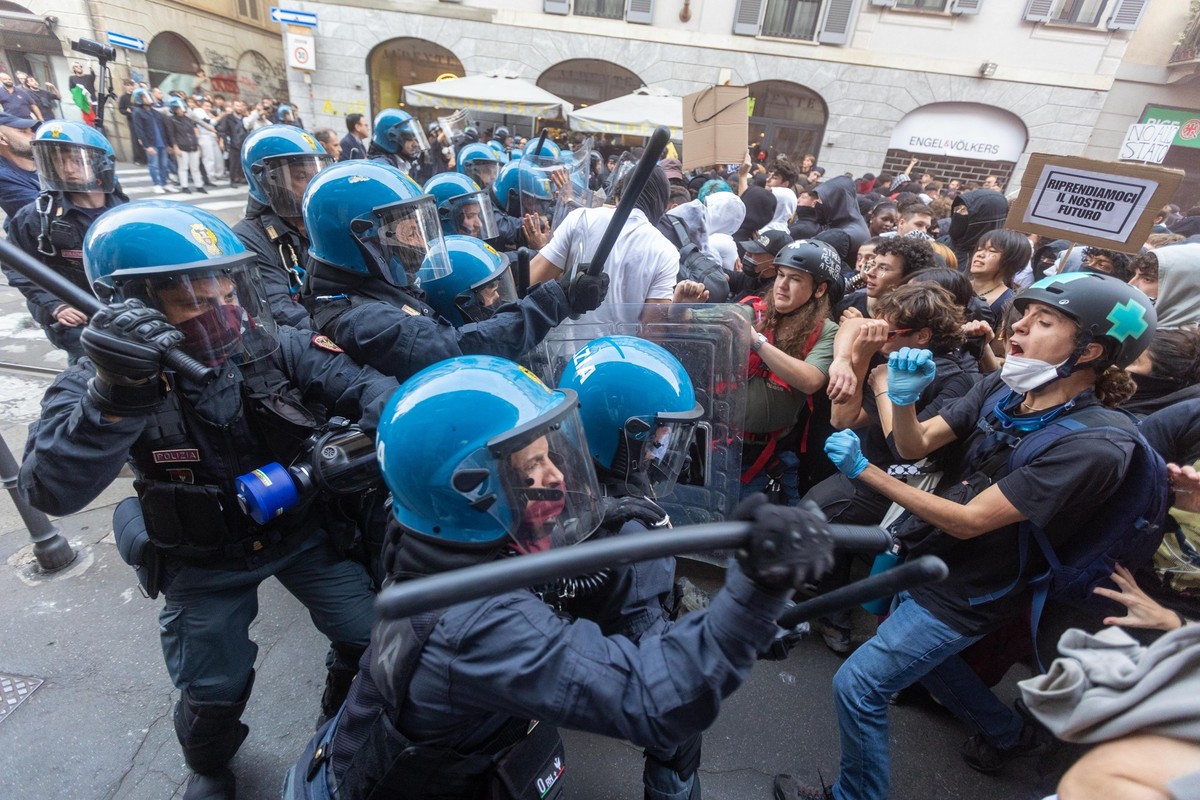 Police confront "Italia in Piazza" protesters in Milan, Italy, on Saturday, Oct. 17, 2026. (Stefano Porta/LaPresse via AP) === ITALY OUT; MANDATORY CREDIT ===