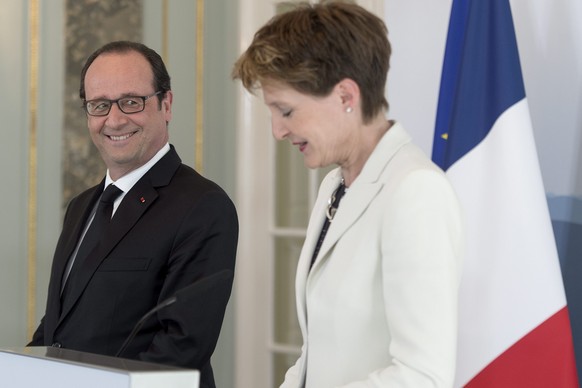 Freundlich im Ton, bestimmt in der Sache: Frankreichs Präsident Hollande orientiert mit Bundespräsidentin Sommaruga die Medien über die ersten Gespräche.