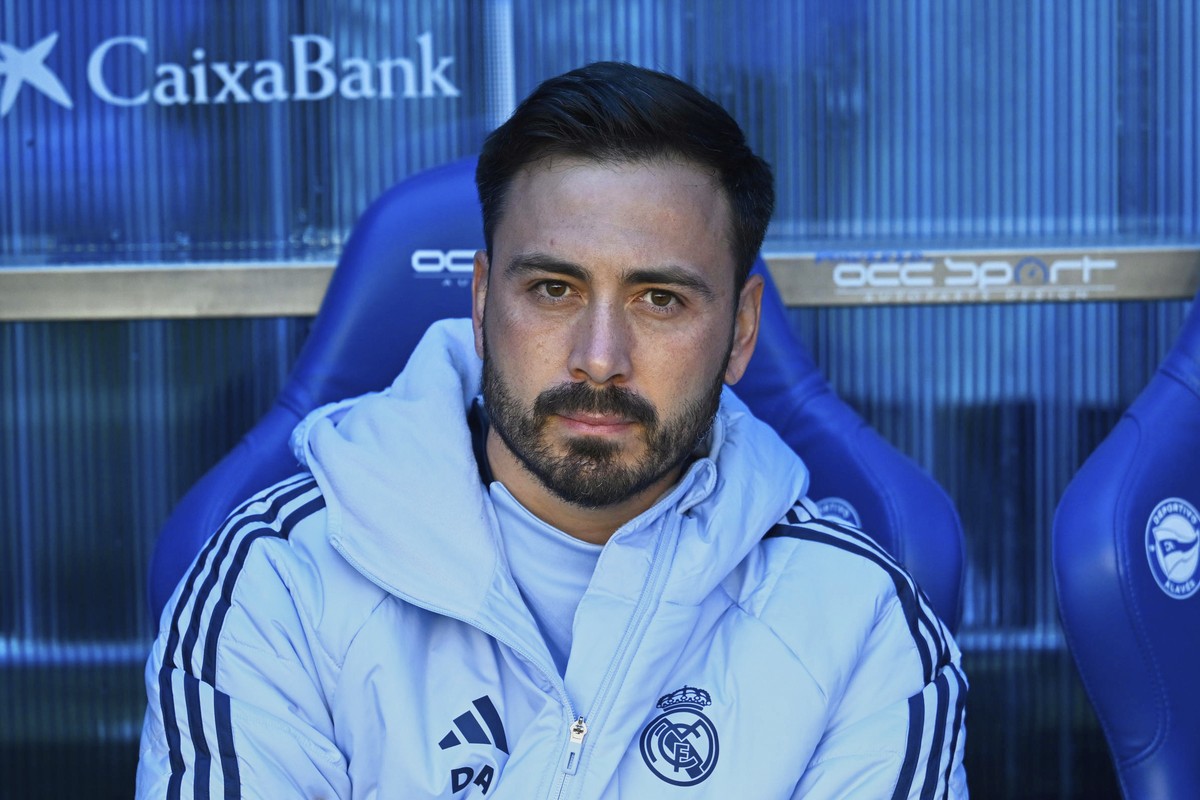 Real Madrid's assistant coach Davide Ancelotti waits for the start of a Spanish La Liga soccer match between Alaves and Real Madrid at the Mendizorroza stadium in Vitoria, Spain, Sunday April 13, ...
