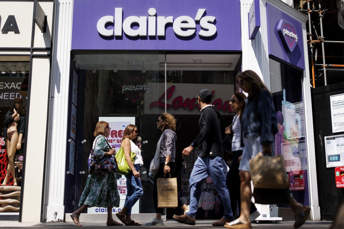 epa12286507 People walk past a Claire's Accessories shop on Oxford Street in London, Britain, 06 August 2025. US-based fashion accessories and jewellery retailer Claire's has filed for bankr ...
