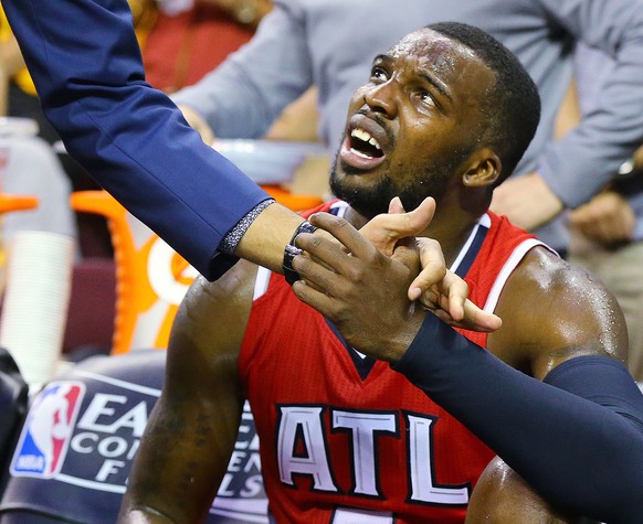 Atlanta Hawks guard Shelvin Mack gets a hand from Thabo Sefolosha as he comes out of the NBA basketball game against the Cleveand Cavaliers on Tuesday, May 26, 2015, in Cleveland. The Cavaliers won 11 ...