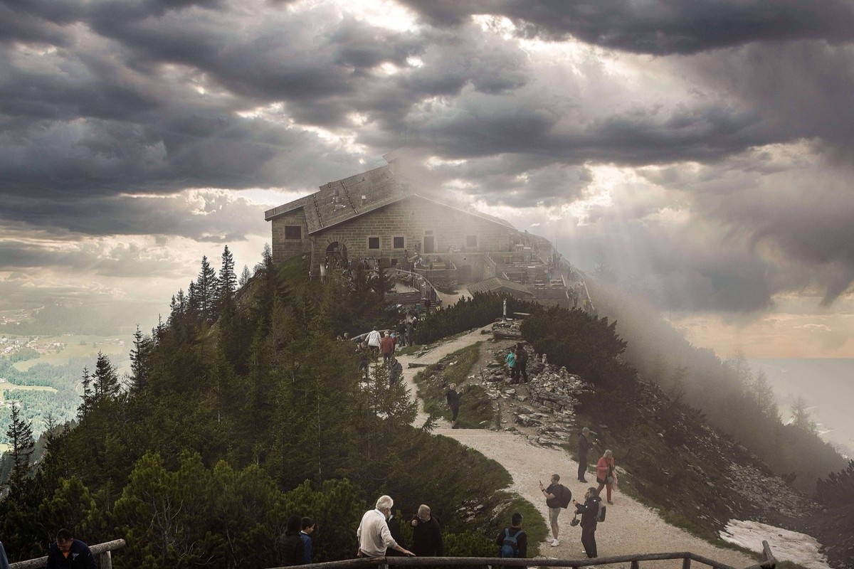 Das als Berggaststaette genutzte Gebaeude bietet einen einzigartigen Ausblick über die Berchtesgadener Bergwelt und die Gegend um Salzburg. Es istauch mahnende Erinnerung an die Abgruende der menschen ...