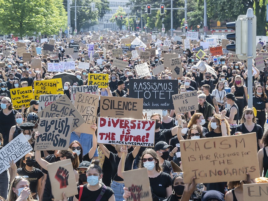 Am Rande der Demonstration gegen Rassismus ist es in Z�rich zu Ausschreitungen gegen die Polizei gekommen.