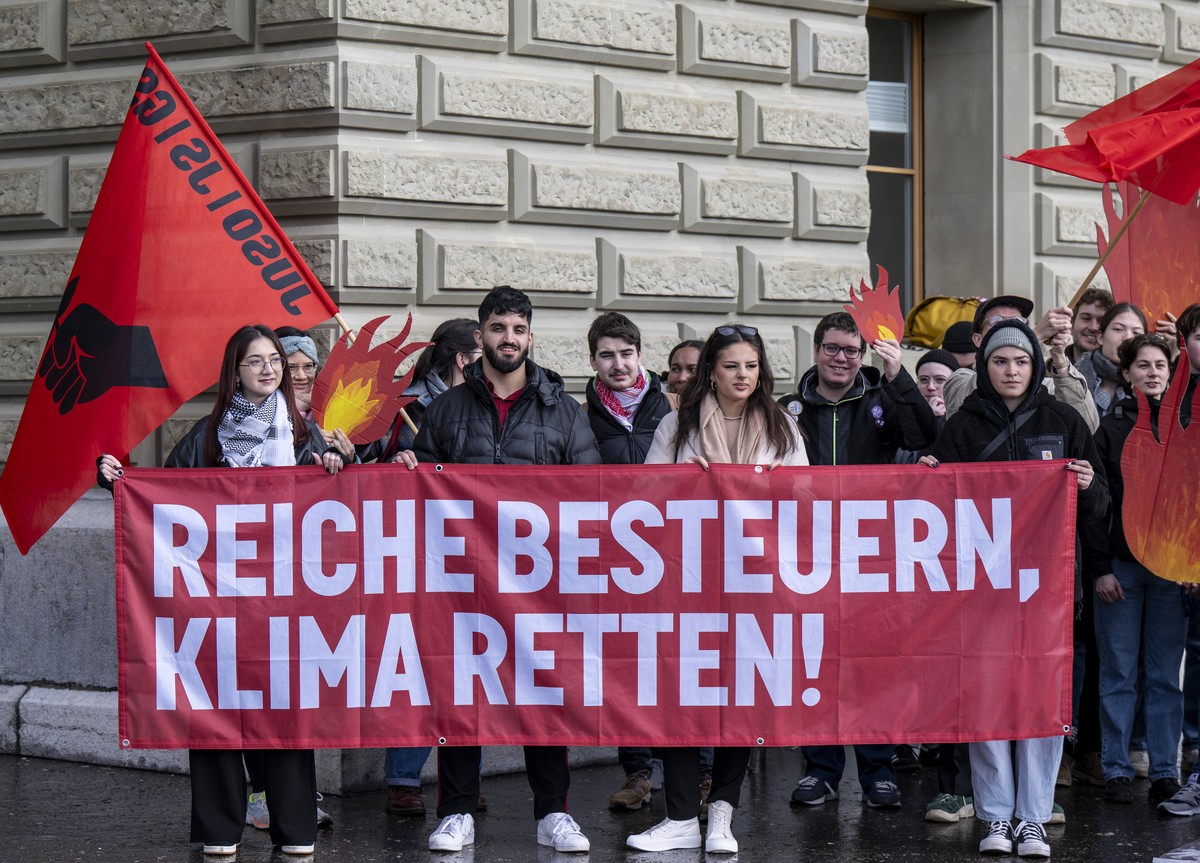 Mitglieder der JUSO Schweiz reichen die Initiative mit 140 000 Unterschriften "Fuer eine soziale Klimapolitik ? steuerlich gerecht finanziert (Initiative f