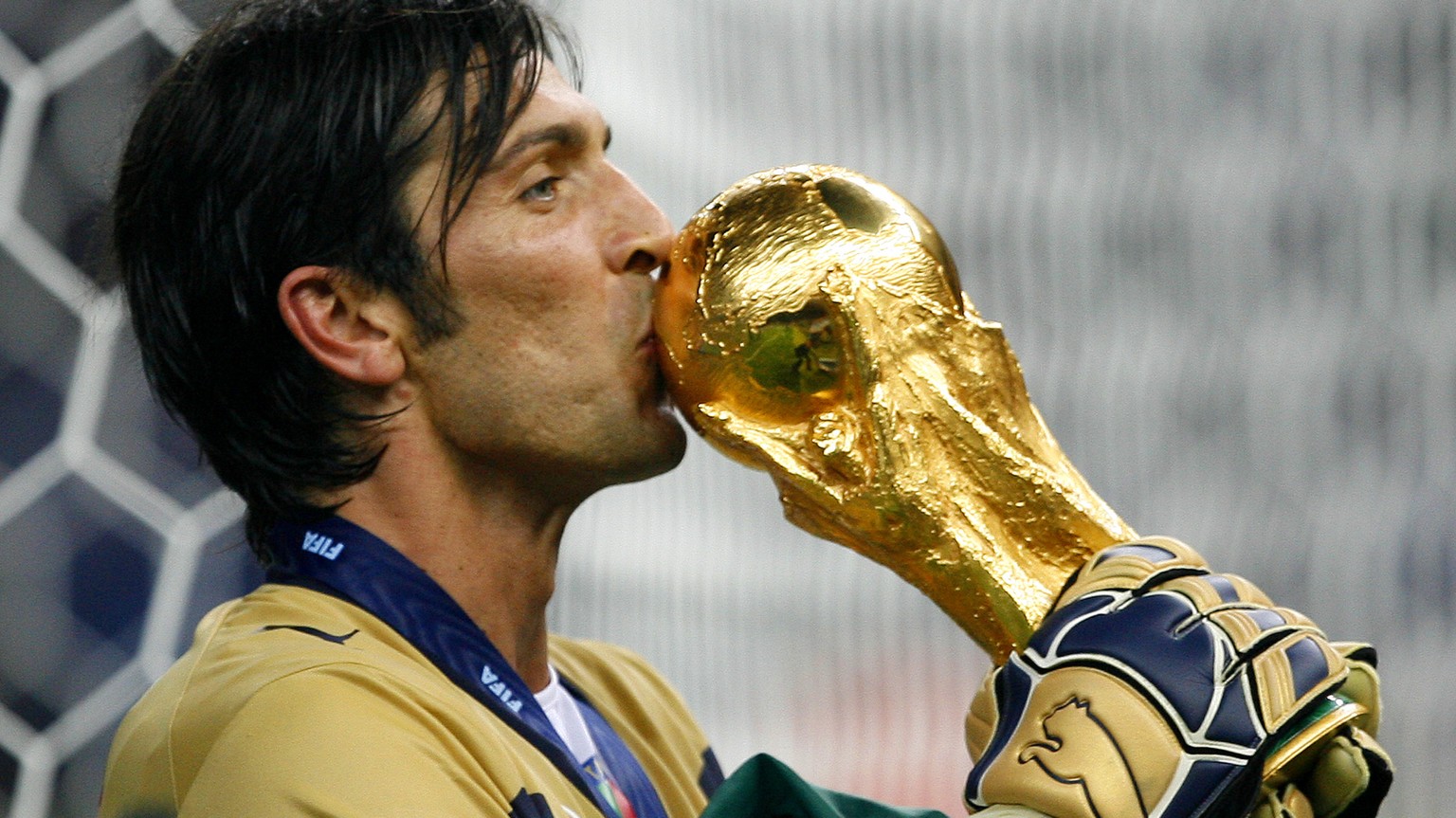 ARCHIV - AM 17. MAI 2018 GAB TORHUETER GIANLUIGI BUFFON NACH 17 JAHREN UND NEUN MEISTERTITELN UNTER TRAENEN SEINEN ABGANG BEI JUVENTUS TURIN BEKANNT. - Italy&#039;s goal keeper Gianluigi Buffon kisses ...