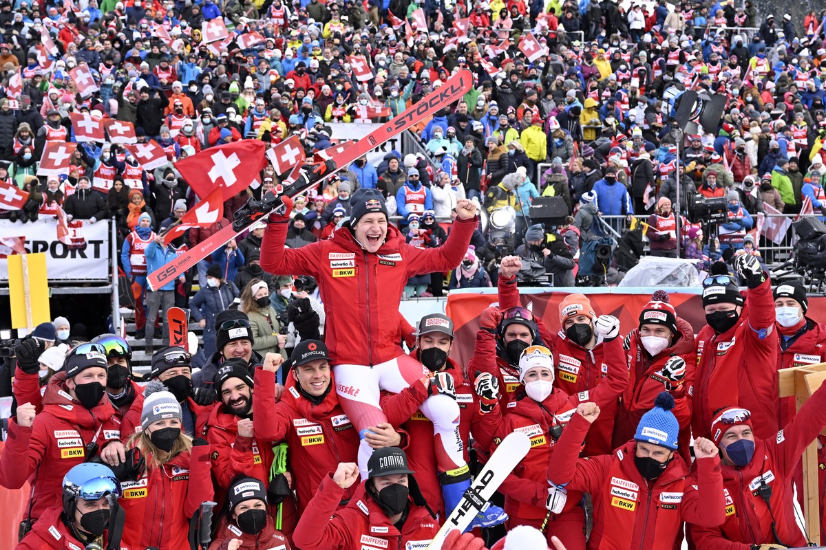 epa09673736 Winner Marco Odermatt of Switzerland celebrates with the Swiss Ski Team after the men's giant slalom race at the Alpine Skiing FIS Ski World Cup in Adelboden, Switzerland, 08 January  ...