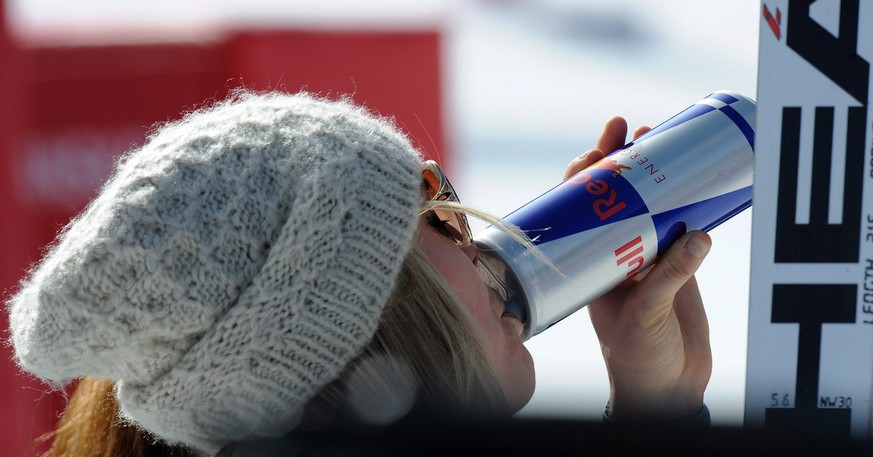 epa03119429 Lindsey Vonn of the USA drinks a Red Bull at the finish line after the second training run for the women&#039;s Downhill race of the Alpine Skiing World Cup in Bansko, Bulgaria, 24 Februar ...