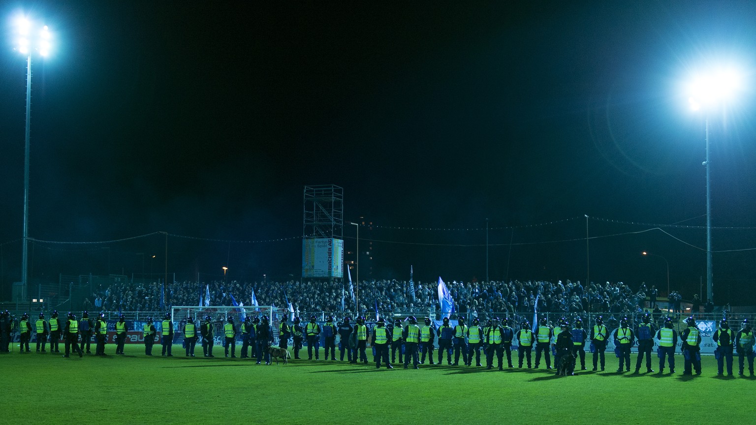 Die Lichter des Stadion Bruegglifeld gingen vor dem Spiel aus, um die Sicherheit zu gewaehren stehen unzaehlige Polizisten und Sicherheistleute auf dem Spielfeld beim Challenge League Meisterschaftssp ...