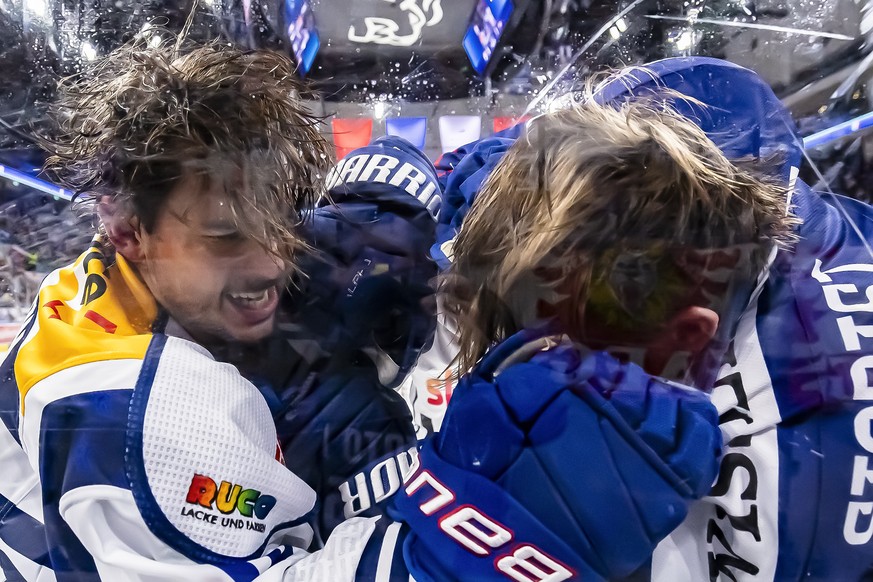 Zuerichs Justin Sigrist, rechts, kaempft mit EHC Klotens Klotens Marc Marchon, links, im Eishockeyspiel der National League zwischen den ZSC Lions und dem EHC Kloten, am Freitag, 29. September 2023 in ...