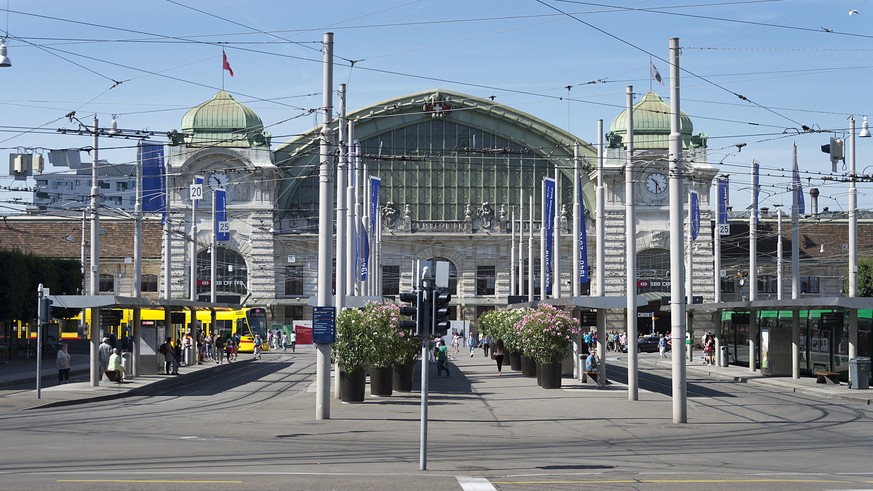 Das Gebaeude des Bahnhofs SBB und der Bahnhofplatz mit den Tramhaltestellen, fotografiert in Basel am Donnerstag, 7. Juli 2016. (KEYSTONE/Georgios Kefalas)