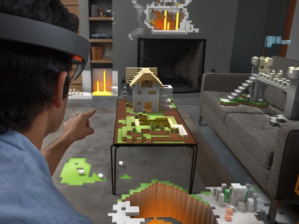 Bedient wird die HoloLens-Brille von Microsoft per Sprach- und Bewegungssteuerung. Der HoloLens-Träger kann das Hologramm mit Gesten bearbeiten oder darum herumlaufen, um es von allen Seiten zu betrac ...