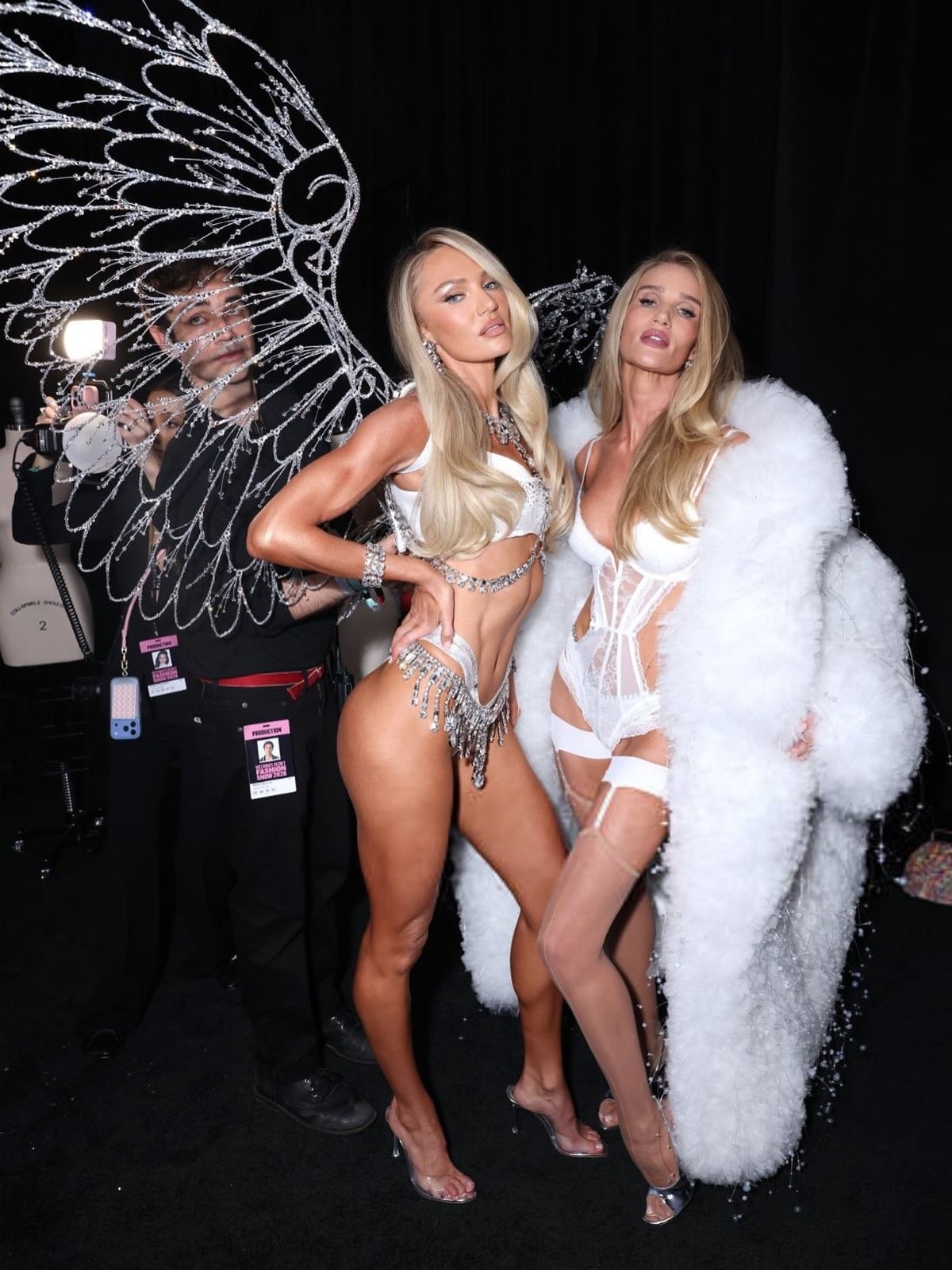 Candice a multiplié les clichés auprès d'autres mannequins et amies, notamment Rosie Huntington-Whiteley.