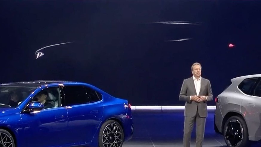 Während der Vorstellung der i3-Limousine ist im Hintergrund der Kombi i3 Touring angedeutet.