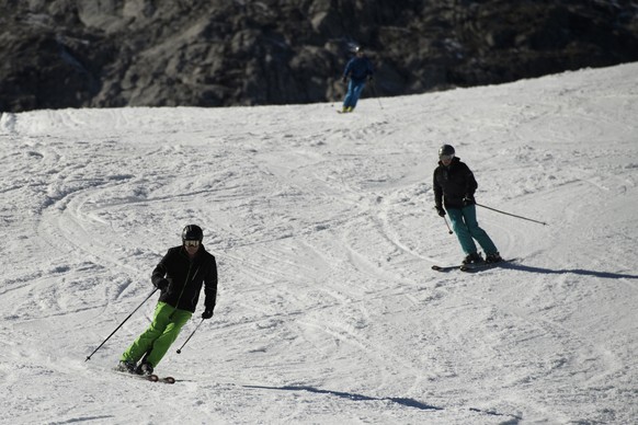 Skifahrer geniessen die ersten Schwuenge, zur Eroeffnung der Skisaison, am Samstag, 29. Oktober 2016, auf der Totalp-Piste in Davos. Die tiefen Temperaturen der vergangenen Wochen erlaubten bereits di ...