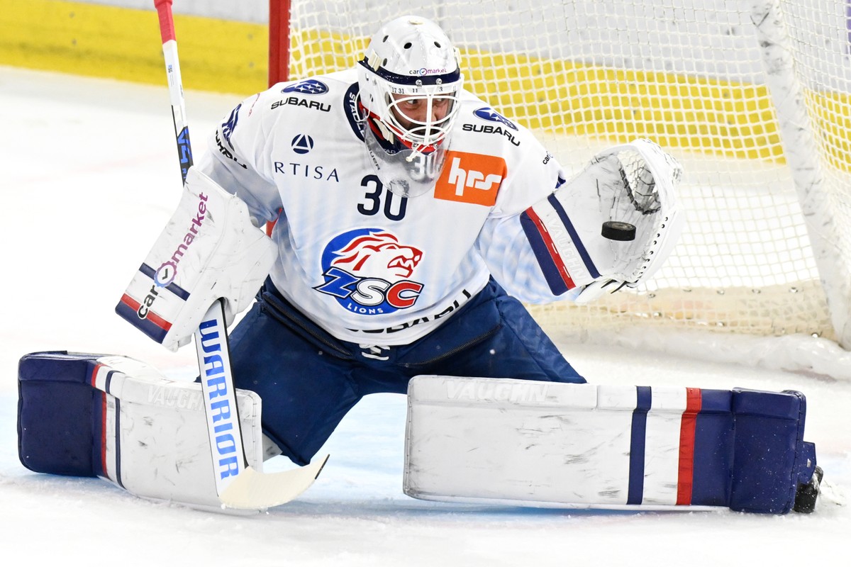 Lions Goalie Simon Hrubec, beim Eishockey-Qualifikationsspiel der National League, zwischen den SCL Tigers und den ZSC Lions, am Freitag, 18. September 2026, in der Emmental Versicherung Arena in Lang ...