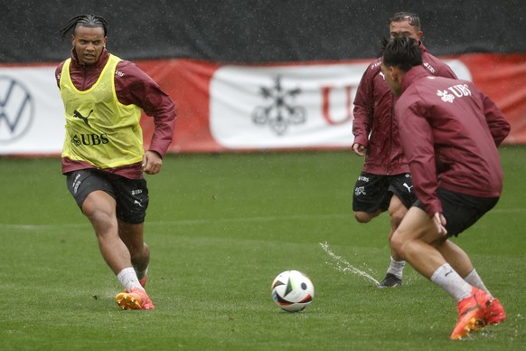 Manuel Akanji in Aktion im Training der Schweizer Fussball Nationalmannschaft im Vorbereitungscamp zur Europameisterschaft, am Freitag, 31. Mai 2024, in St. Gallen. (KEYSTONE/Peter Klaunzer)